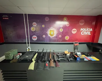 Fuzis, pistolas, munições: veja imagens de operação que apreendeu arsenal no Farol