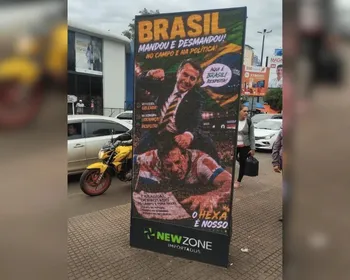 Painéis de Bolsonaro agredindo jogador são retirados no Paraguai; entenda