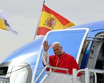 Papa Leão XIV deixa avião após falha técnica e adia retorno a Roma