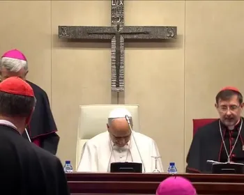 Papa Leão XIV encontra vítimas de abuso na Espanha em meio a protestos