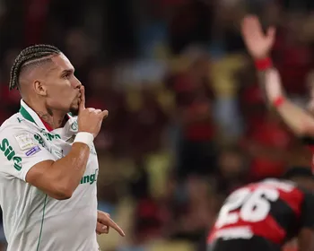 Paulinho é denunciado pelo STJD por comemoração de gol em Palmeiras x Flamengo