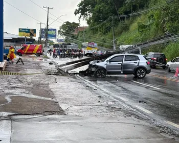 Policial penal cochila ao volante, perde controle de carro e derruba poste na Avenida Leste-Oeste
