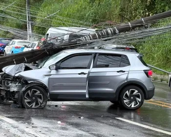 Policial penal cochila ao volante, perde controle de carro e derruba poste na Avenida Leste-Oeste