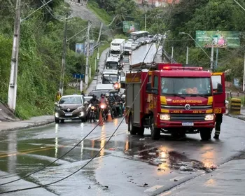 Policial penal cochila ao volante, perde controle de carro e derruba poste na Avenida Leste-Oeste