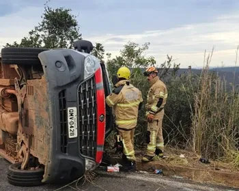 Policial penal morre após carro capotar em rodovia
