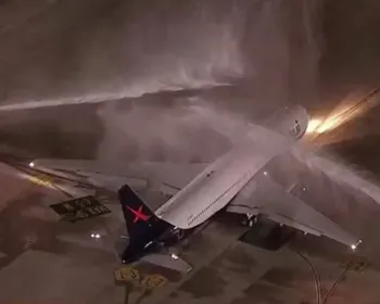 Por que caminhões de bombeiro jogaram água no avião da Seleção? Entenda