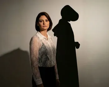 Por que Michelle Bolsonaro está sendo comparada a Serena Joy, de O Conto da Aia?