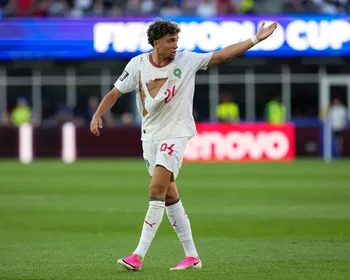 Primeira semana da Copa tem "epidemia" de camisas rasgadas