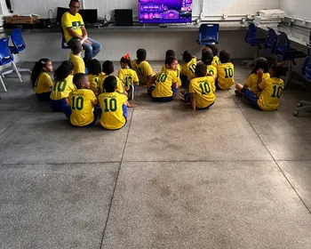 Aluno diz que não pode comprar álbum da Copa, e professor cria versão especial para toda a turma
