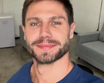Quem é? Ex-BBB Jonas é flagrado aos beijos e web se surpreende: ‘Nossa’