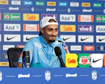 Raphinha se diz preparado para a Copa do Mundo e comenta sobre sua versatilidade tática