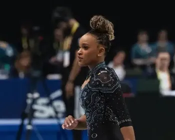 Rebeca Andrade celebra retorno às competições após período sabático