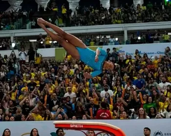 Rebeca Andrade confirma favoritismo e leva ouro no salto em volta às competições
