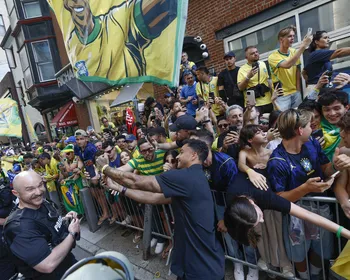Seleção Brasileira é recebida com festa por multidão na Filadélfia antes de jogo contra o Haiti; veja vídeo