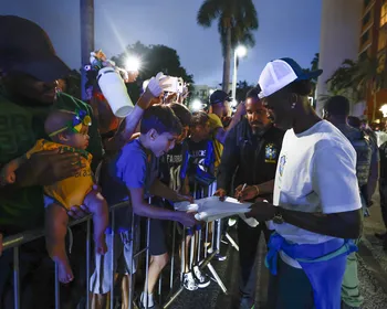 Seleção é recebida com festa em Fort Lauderdale antes de duelo contra a Escócia