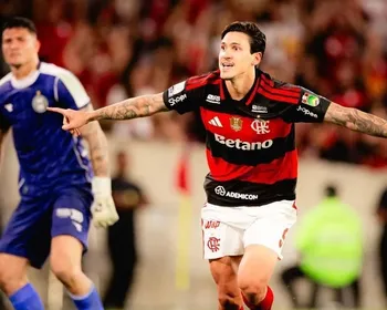 Sem convocados, Flamengo aproveita expulsão e bate Coritiba pelo Brasileiro
