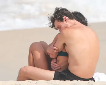 Shawn Mendes e Bruna Marquezine curtem praia após cantor chegar ao RJ