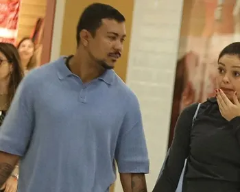 Sophie Charlotte e Xamã são vistos de mãos dadas em shopping no Leblon