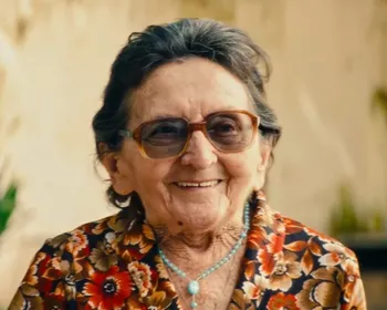 Tânia Maria, atriz de O Agente Secreto, se torna cidadã do Recife