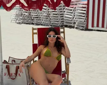 Thaila Ayala abre álbum com biquíni de crochê nas cores da bandeira do Brasil