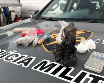 Três pessoas são presas com maconha e cocaína após denúncia no Centro