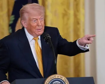 Trump diz que EUA atacarão novamente o Irã após derrubada de helicóptero