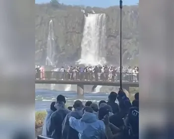 Turista pula nas águas das Cataratas do Iguaçu para recuperar celular