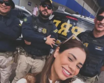Van de Lexa quebra no meio de rodovia e cantora é “resgatada” pela PRF