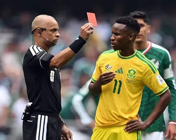 VAR, expulsões e inglês: Wilton Pereira Sampaio é protagonista na abertura da Copa do Mundo