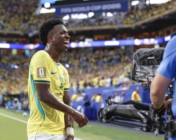 Vini Jr. faz história, assume artilharia da era Ancelotti e iguala lendas em Copas
