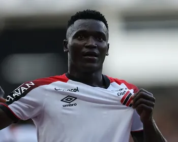 Viveros decide, Athletico vence o Remo e entra no G4 do Brasileirão
