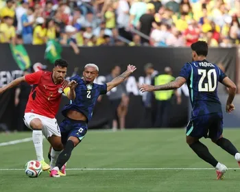 Wesley deixa o gramado com dores durante jogo da Seleção Brasileira
