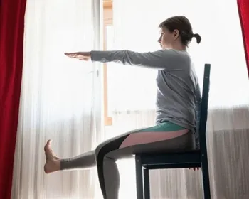 Yoga na cadeira: prática ajuda no alongamento e reduz o estresse