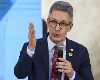 Zema diz que "nunca foi próximo" de Flávio e critica vínculo com Vorcaro