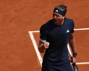 Zverev leva susto, mas bate algoz de João Fonseca e vai à final de Roland Garros