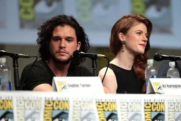 
				15 casais que começaram nas séries e também namoraram na vida real
			
			