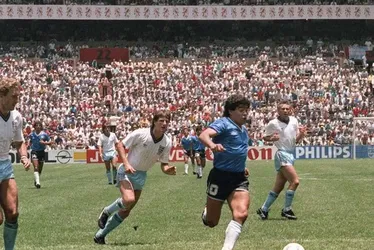 
				'A Mão de Deus': há 40 anos, Maradona imortalizava o polêmico gol de mão
			
			