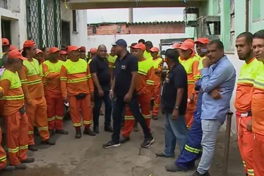 
				Acúmulo de lixo e presença de pombos preocupam moradores após paralisação de garis
			
			