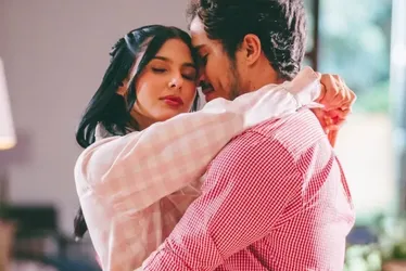 
				Ana Castela posta foto agarrada em homem misterioso
			
			
