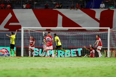 
				Em jogo de cinco gols, CRB perde para o São Bernardo pela Série B, no Rei Pelé: 3 a 2
			
			