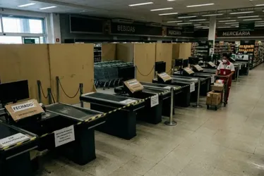 
				Gigante do setor de supermercados fecha 28 lojas e demite 6.600 funcionários no Brasil
			
			