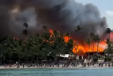 
				Incêndio em resort causa evacuação de 1,7 mil pessoas na República Dominicana
			
			