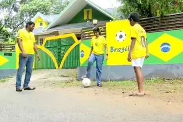 
				Na Índia, torcedor viraliza ao pintar a casa com as cores do Brasil
			
			
