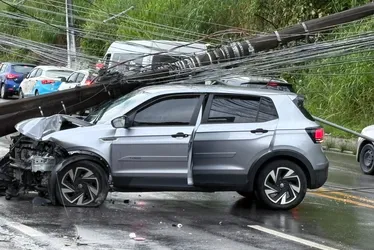 
				Policial penal cochila ao volante, perde controle de carro e derruba poste na Avenida Leste-Oeste
			
			