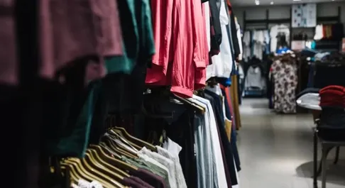 Cliente prova 5 roupas em shopping, devolve 4 e leva 1 sem pagar