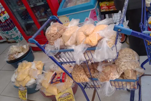 
				300 kg de alimentos estragados são apreendidos de supermercados no Jacintinho
			
			