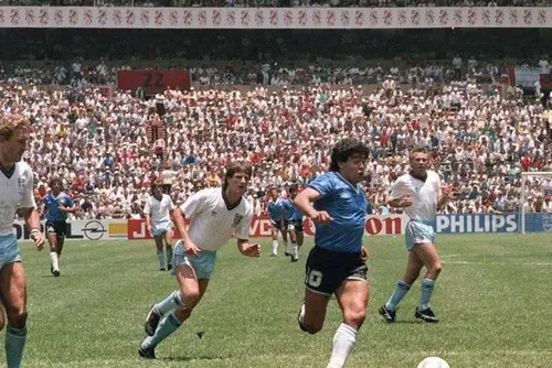 
				'A Mão de Deus': há 40 anos, Maradona imortalizava o polêmico gol de mão
			
			