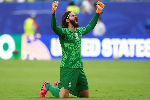 
				Alisson encerra 1ª fase em alta e entra em seleto grupo do Brasil em Copas
			
			