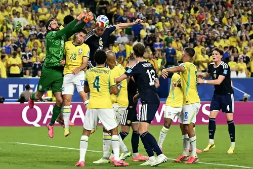 
				Alisson encerra 1ª fase em alta e entra em seleto grupo do Brasil em Copas
			
			