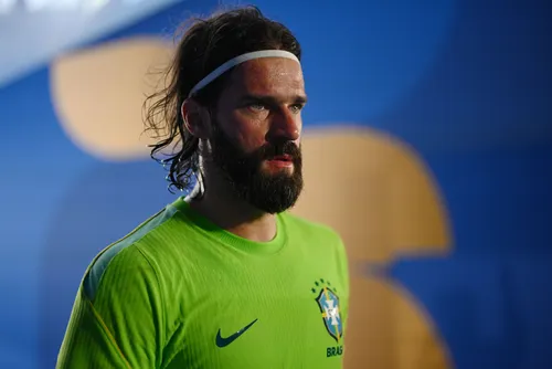 
				Alisson iguala Júlio Cesar na 3ª posição de goleiros com mais jogos pela Seleção em Copas
			
			